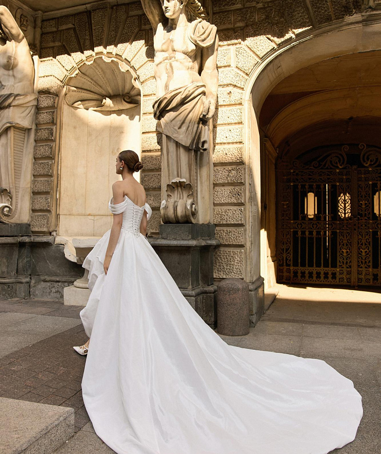 Короткое свадебное платье из тафты со шлейфом