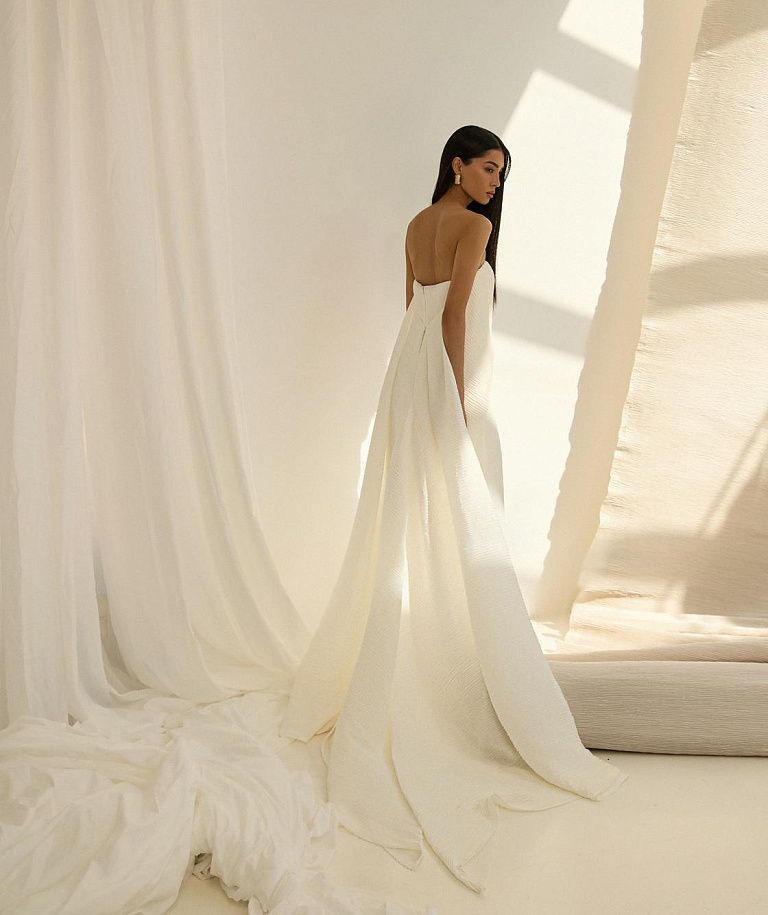 Свадебное платье миди из ткани плиссе