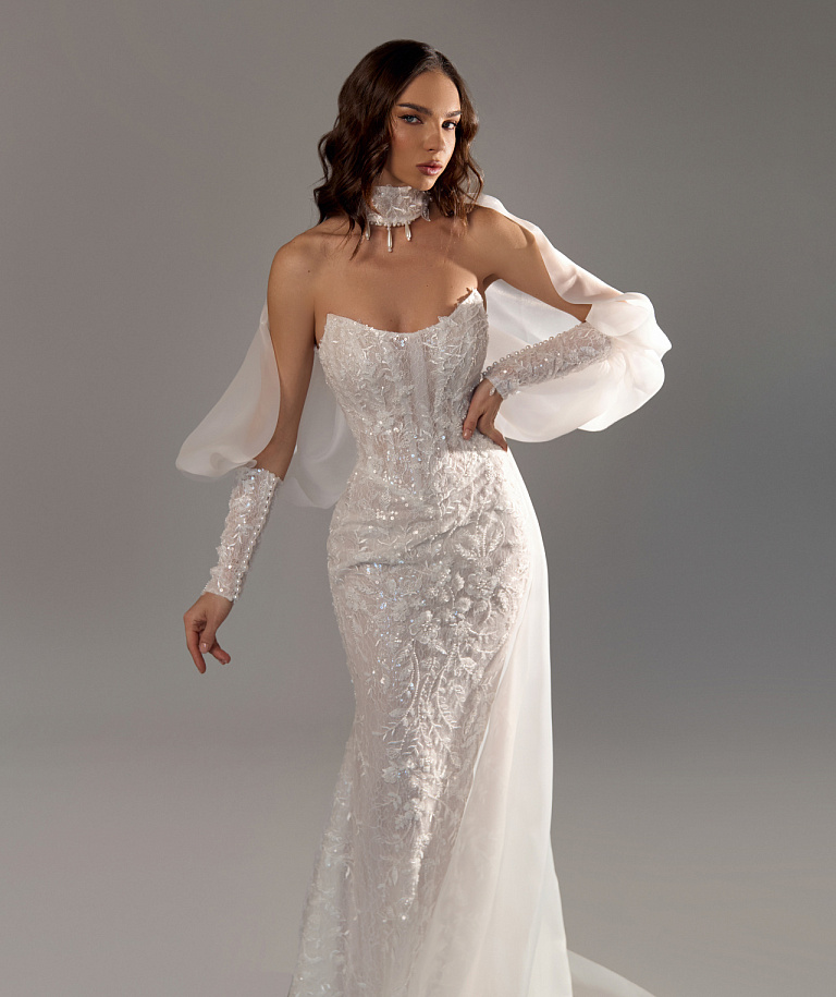 Кружевное свадебное платье с кейпом