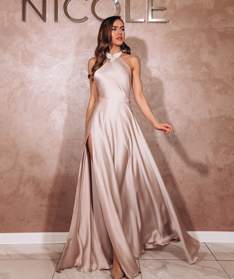 Длинное платье с разрезом на ноге