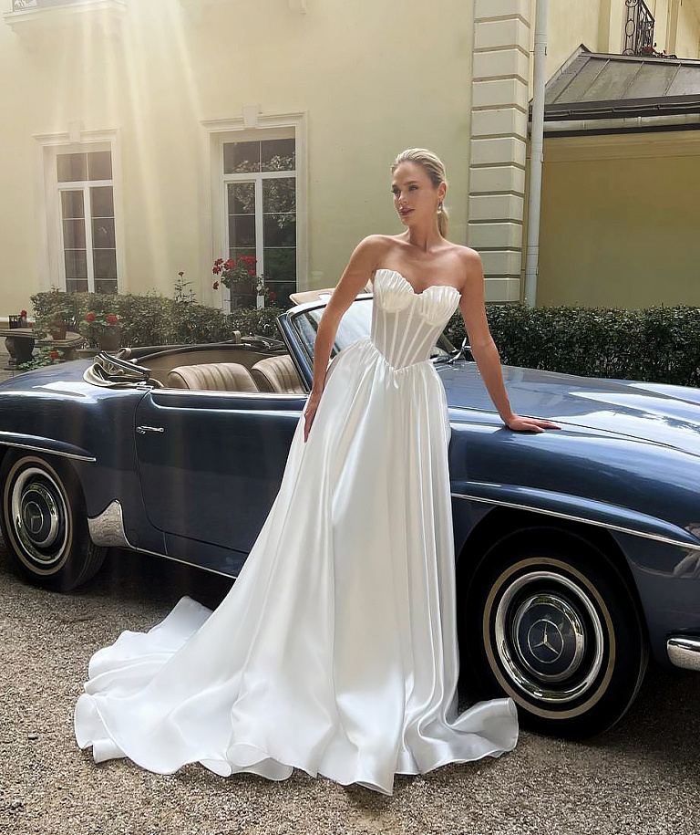 Свадебное платье с красивой драппировкой по чашкам