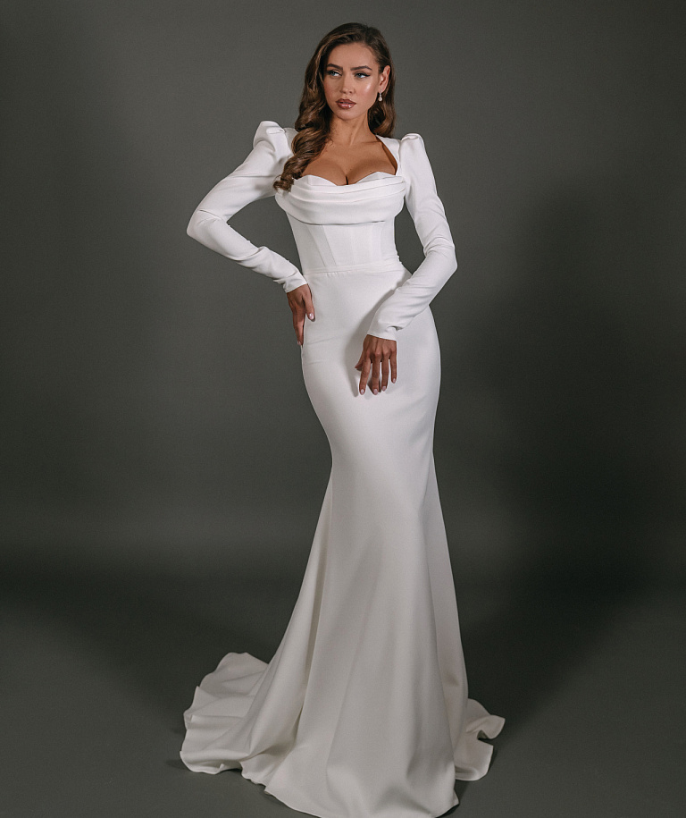 Стильное облагающее свадебное платье с рукавами