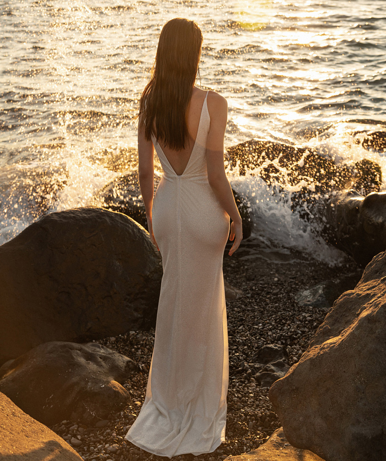 Сверкащее платье на тонких бретелях