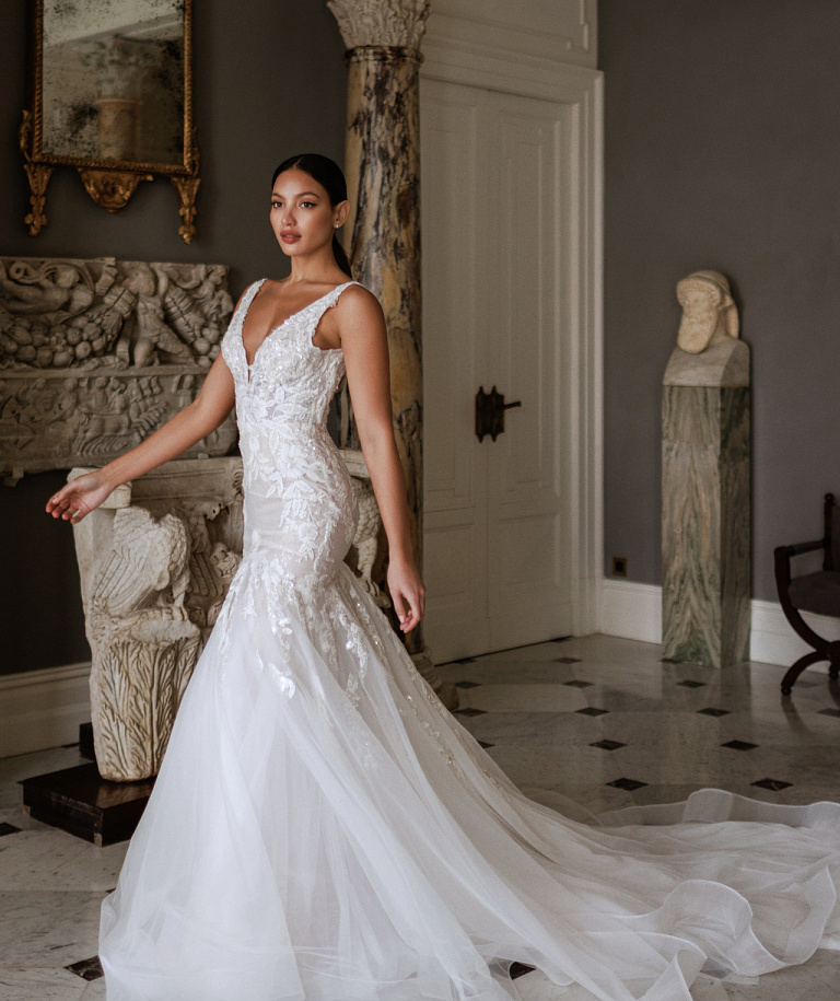 Кружевное свадебное платье со съемными крыльями