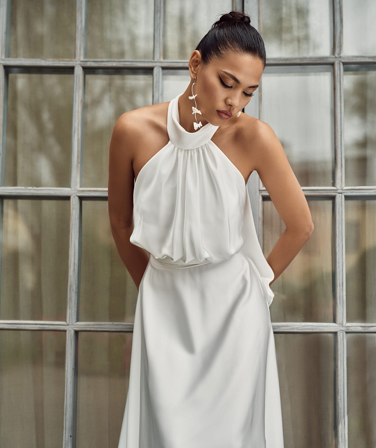 Изящное платье из струящегося атласа