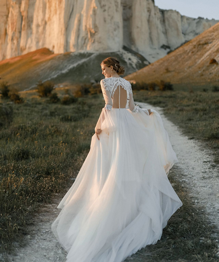 Свадебное платье бохо с расклешенными рукавами