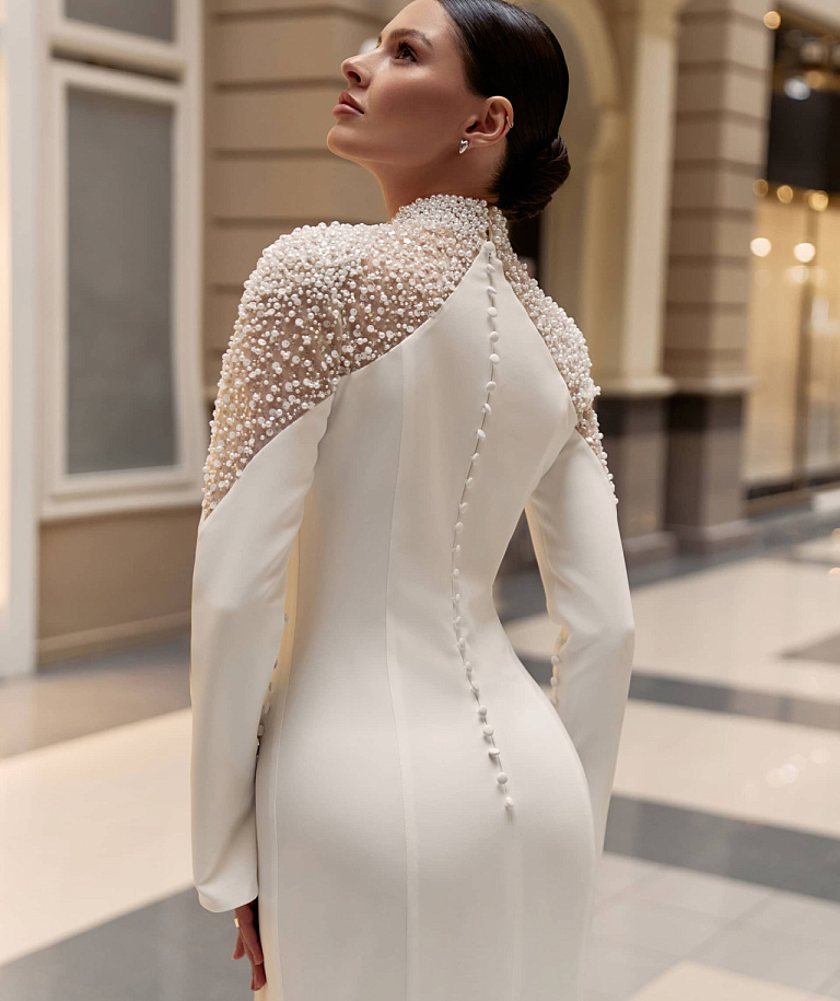 Силуэтное минималистичное свадебное платье с декором из жемчуга