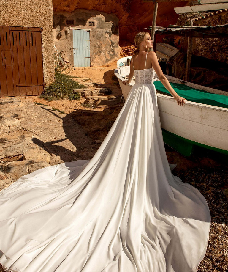 Легкое свадебное платье с разрезом и расшитым верхом