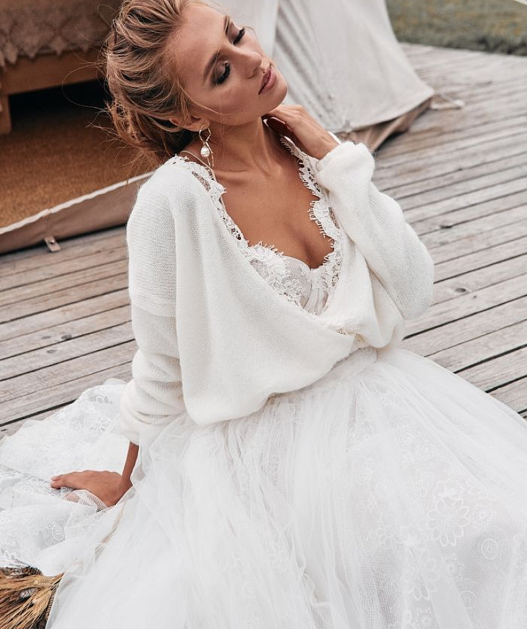 Молочный свитер с кружевом