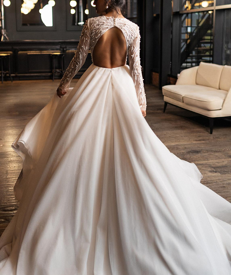 Свадебное платье с рукавами и юбкой из фатина