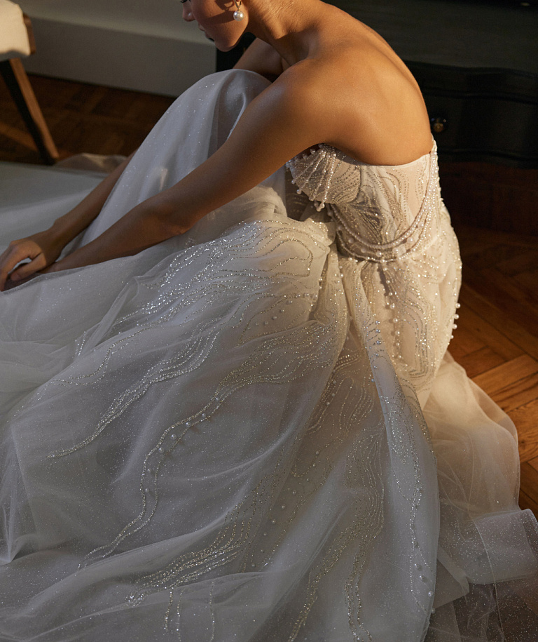 Роскошное свадебное платье декорированное жемчугом