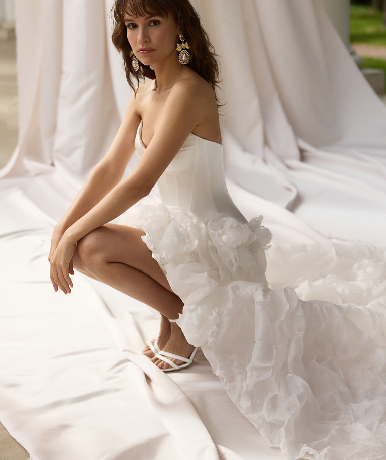 Атласный корсет с эффектной юбкой