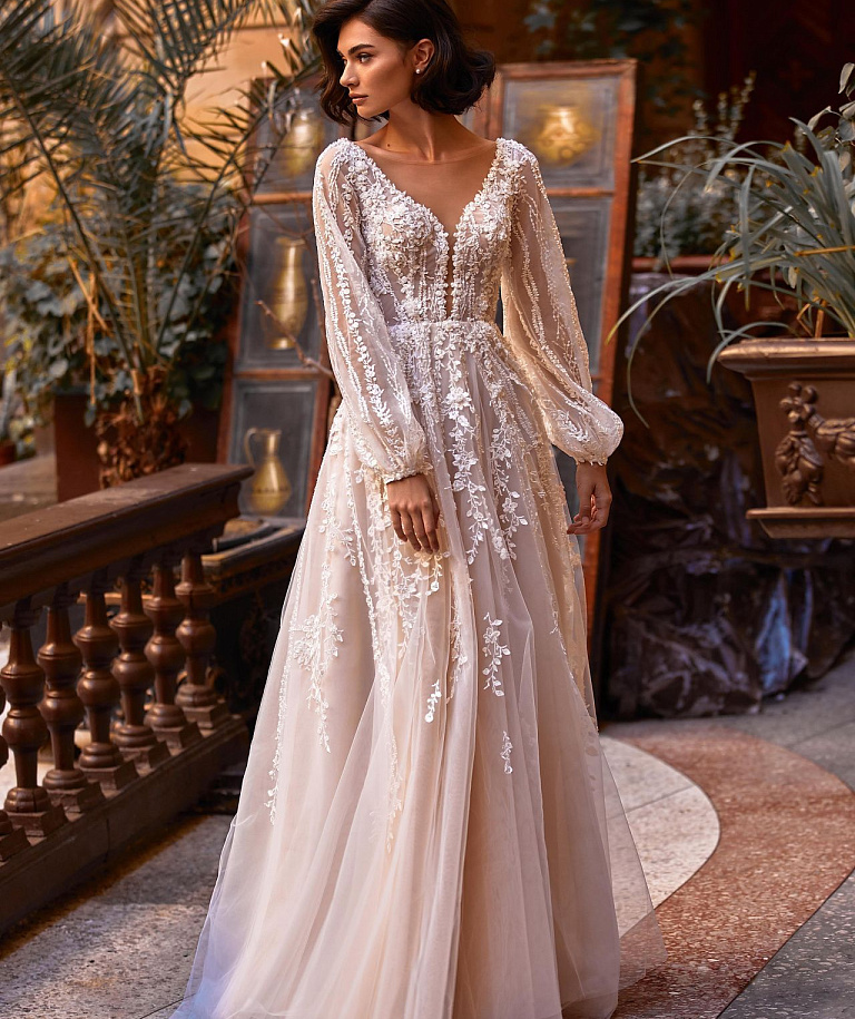 Кружевное свадебное платье с объемными рукавами