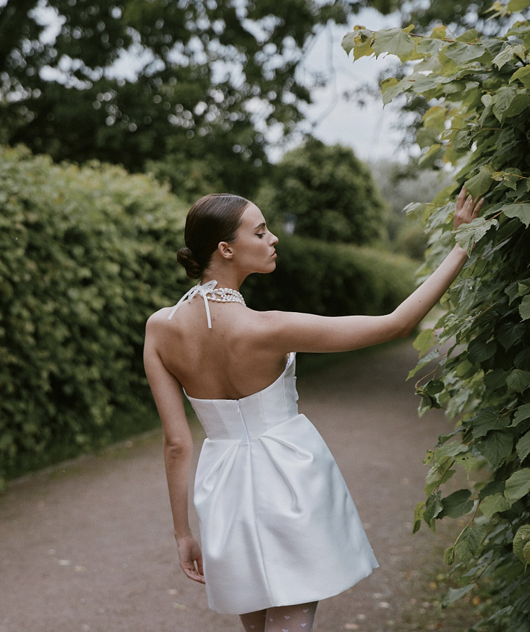 Свадебное платье мини с нежным узором на юбке