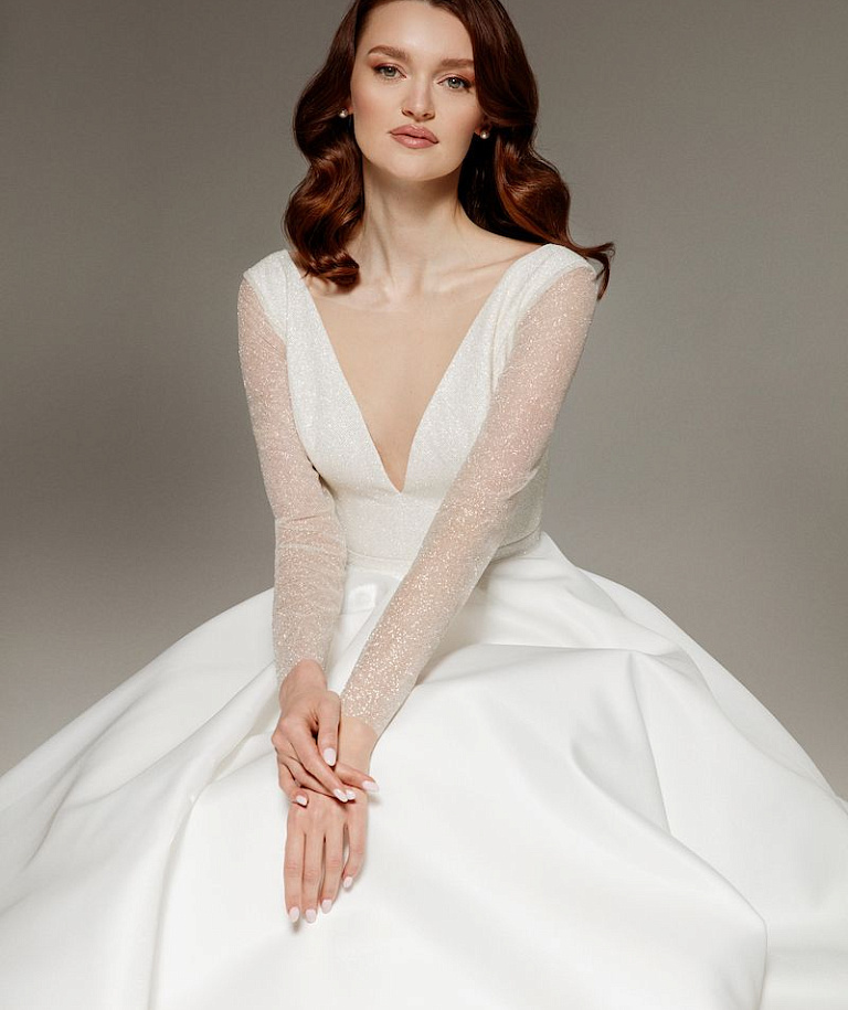 Нежное свадебное платье с блестящим корсетом