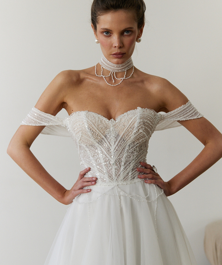 Нежное свадебное платье с чокером