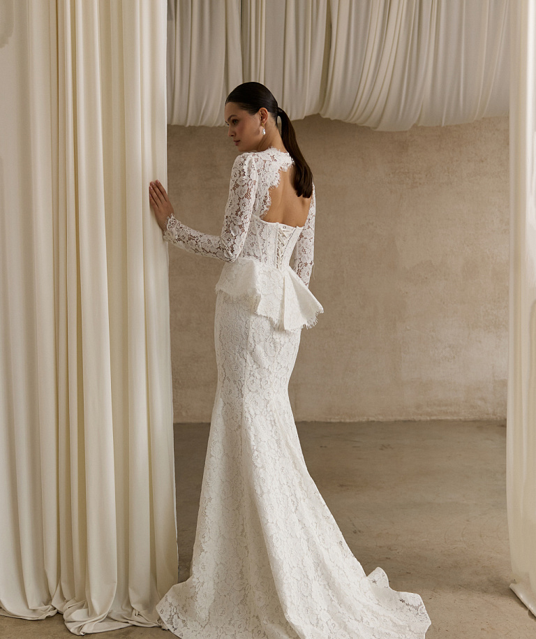 Кружевное свадебное платье с баской