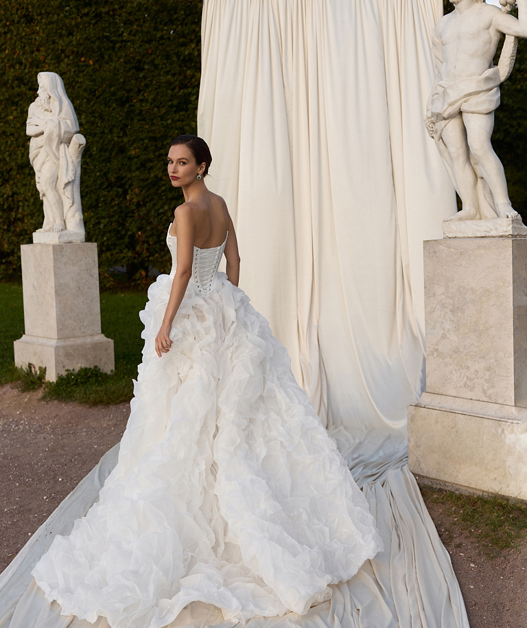 Пышное платье из дизайнерской ткани с атласным корсетом