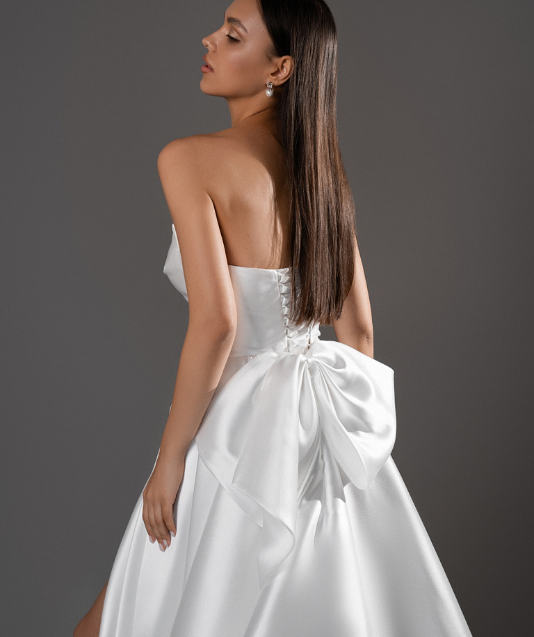 Лаконичное свадебное платье с разрезом и бантом