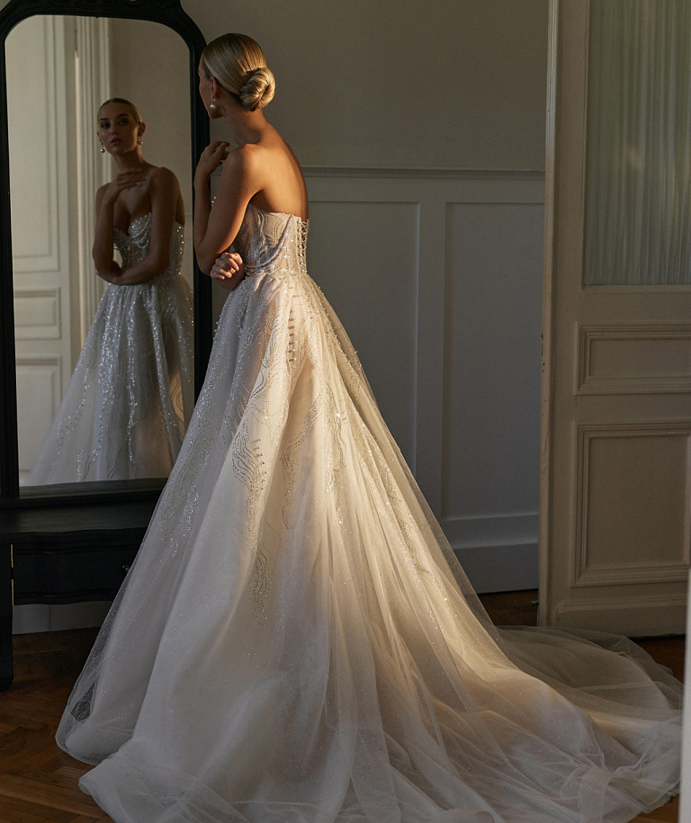 Роскошное свадебное платье декорированное жемчугом