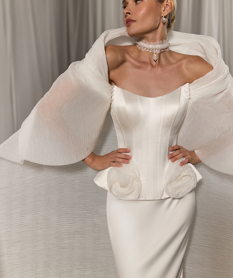 Атласный комплект c кейпом из дизайнерской ткани