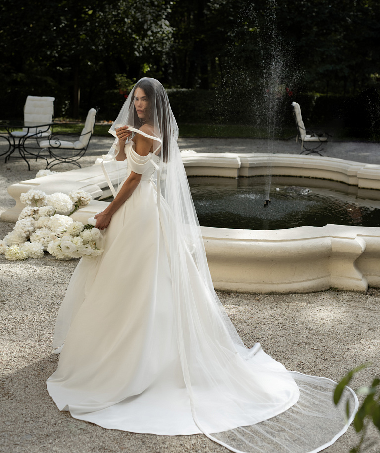 Атласное свадебное платье со спущенными плечами