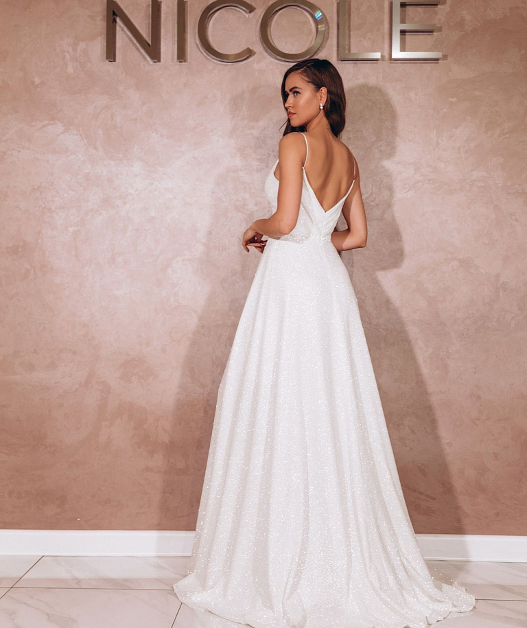 Серебряное свадебное платье с разрезом