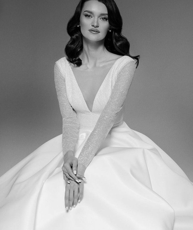 Нежное свадебное платье с блестящим корсетом