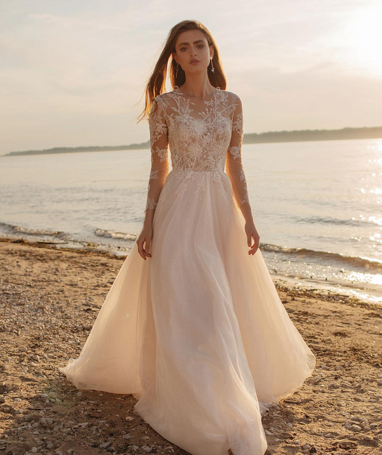 Легкое свадебное платье с прозрачными  рукавами