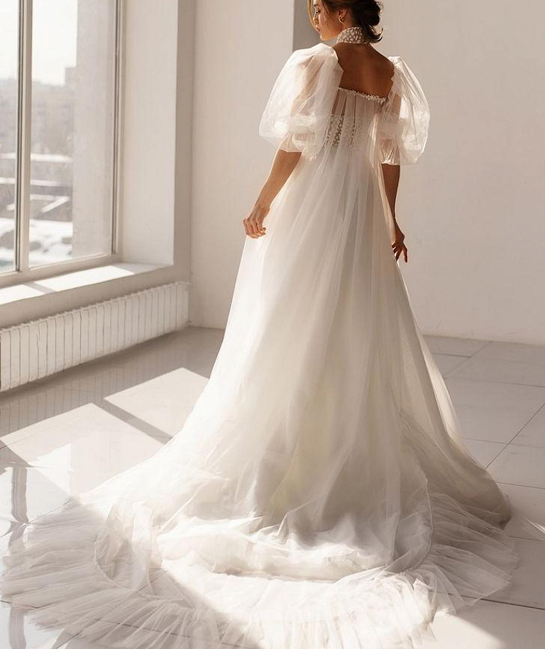 Пышное свадебное платье с блестящим корсетом