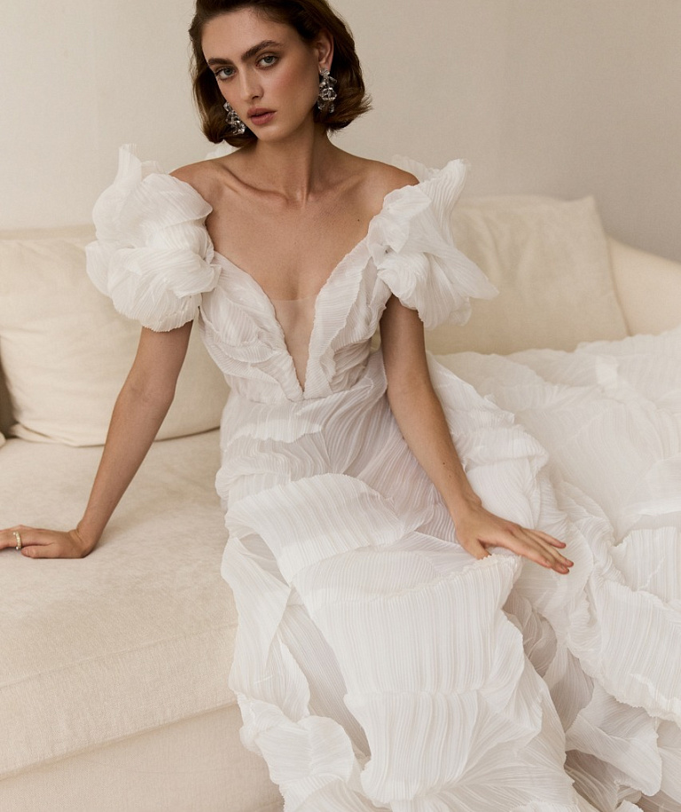 Стильное свадебное платье из дизайнерской ткани с болеро