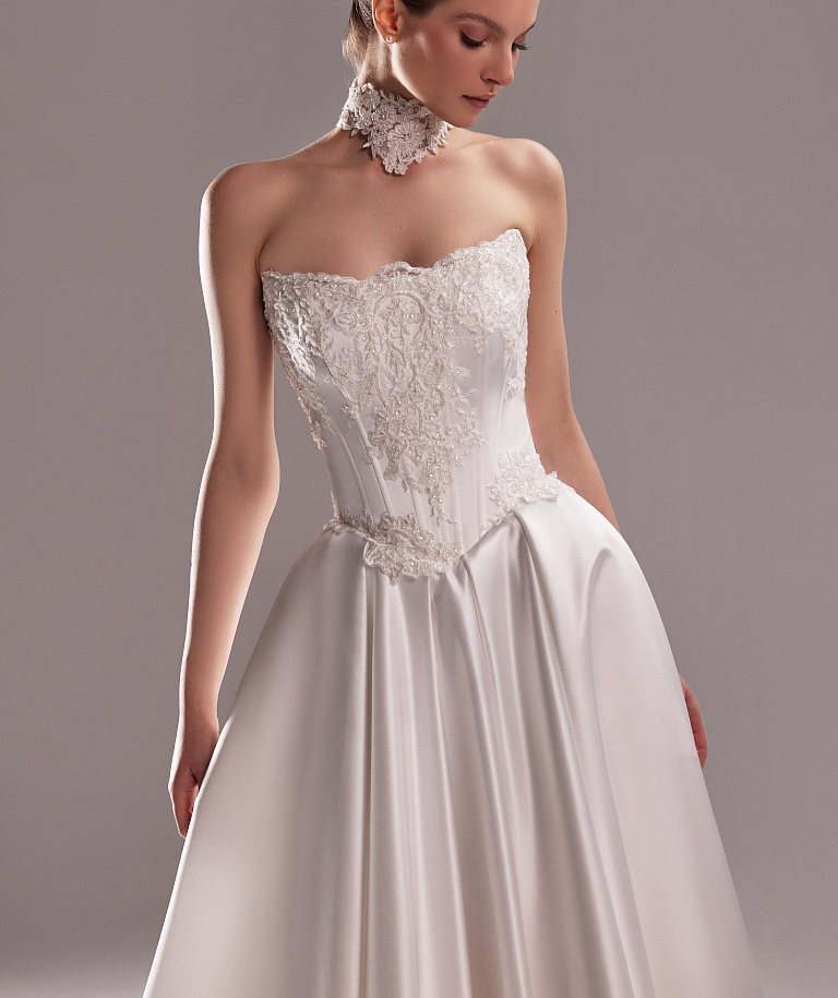 Атласное платье с кружевным корсетом