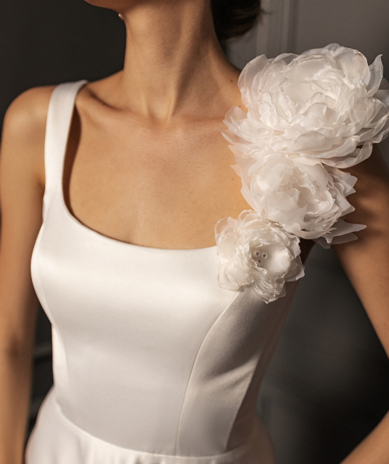Атласное свадебное платье с декором из атласных цветов