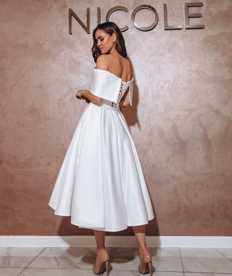 Атласное свадебное платье ниже колена