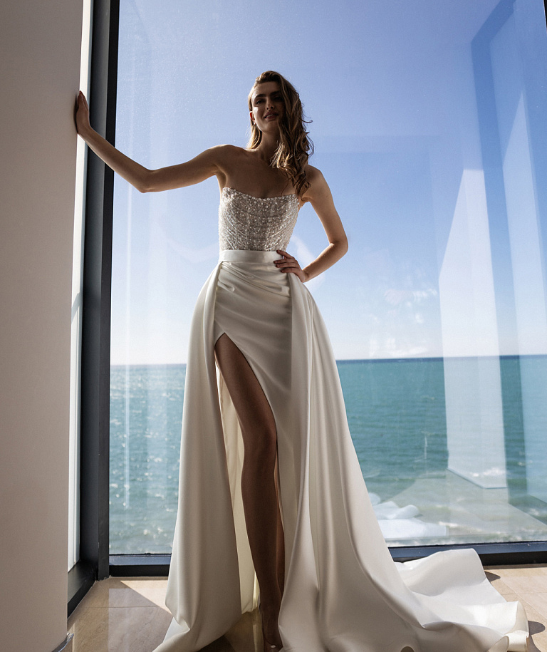 Стильное свадебное платье со съемной атласной юбкой