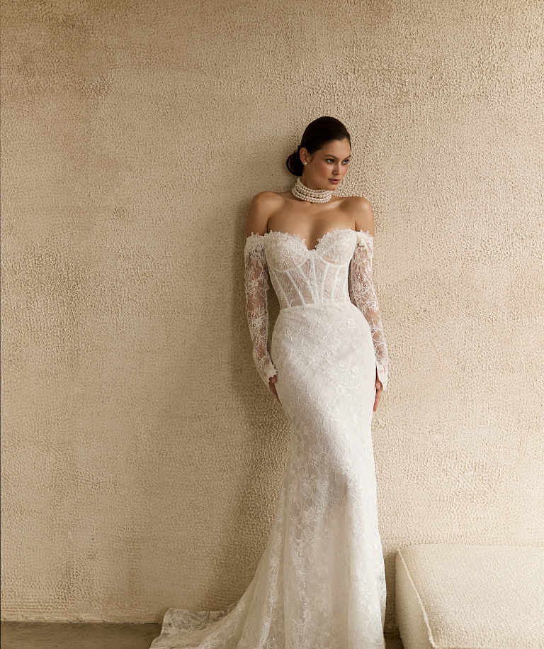 Кружевное свадебное платье с рукавами и съемным шлейфом