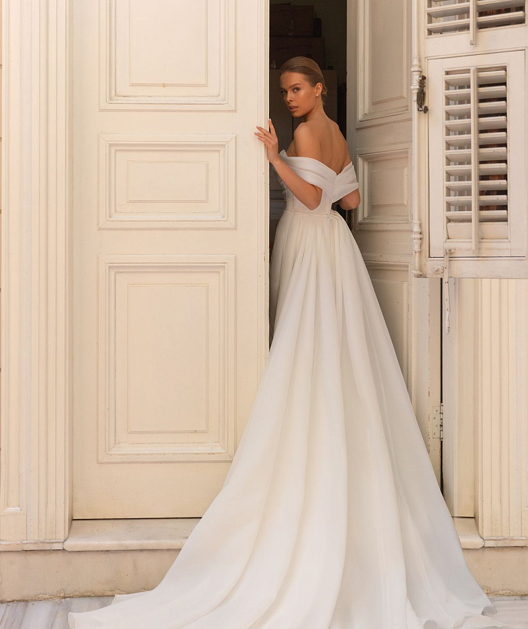 Стильное свадебное платье со спущенными плечиками