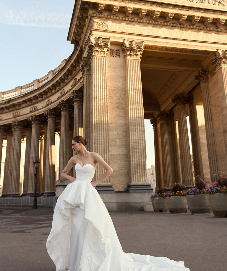 Стильное свадебное платье с необычной юбкой
