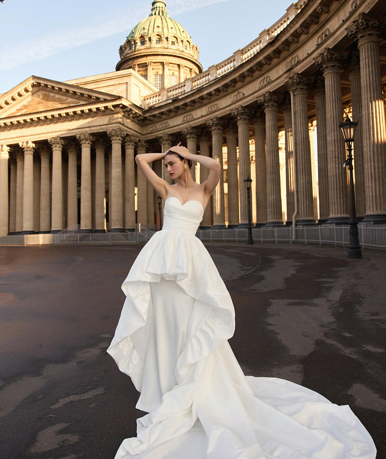 Стильное свадебное платье с необычной юбкой