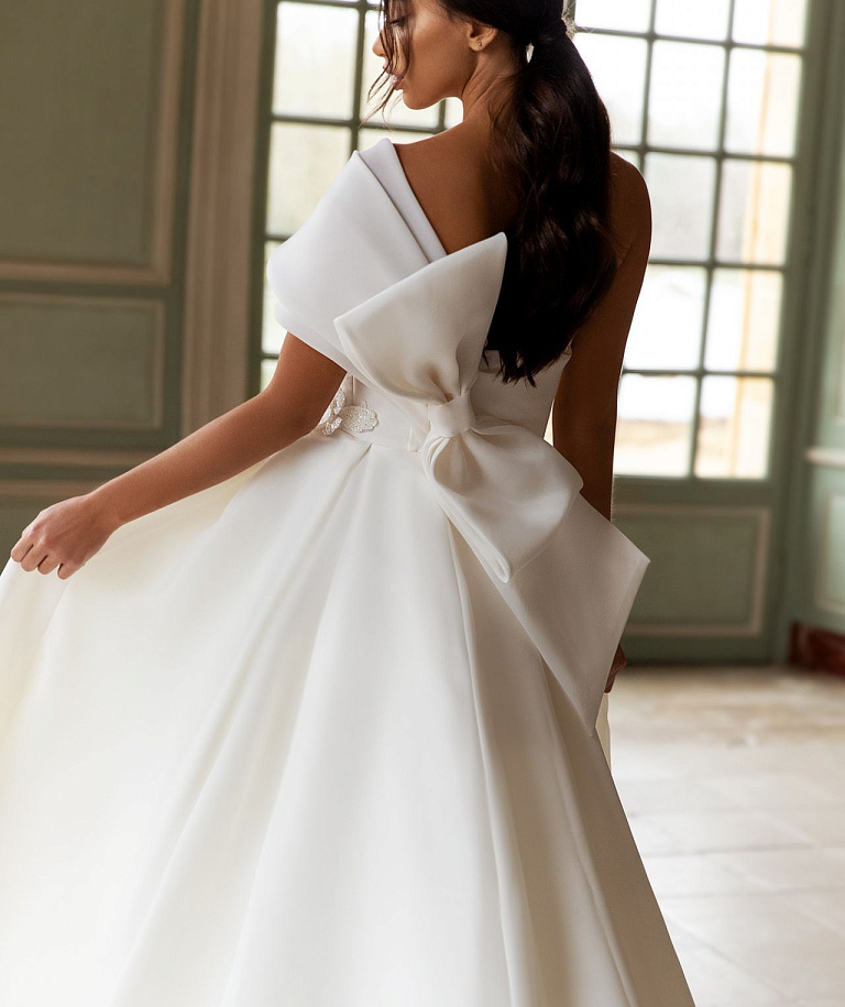 Эффектное свадебное платье с разрезом