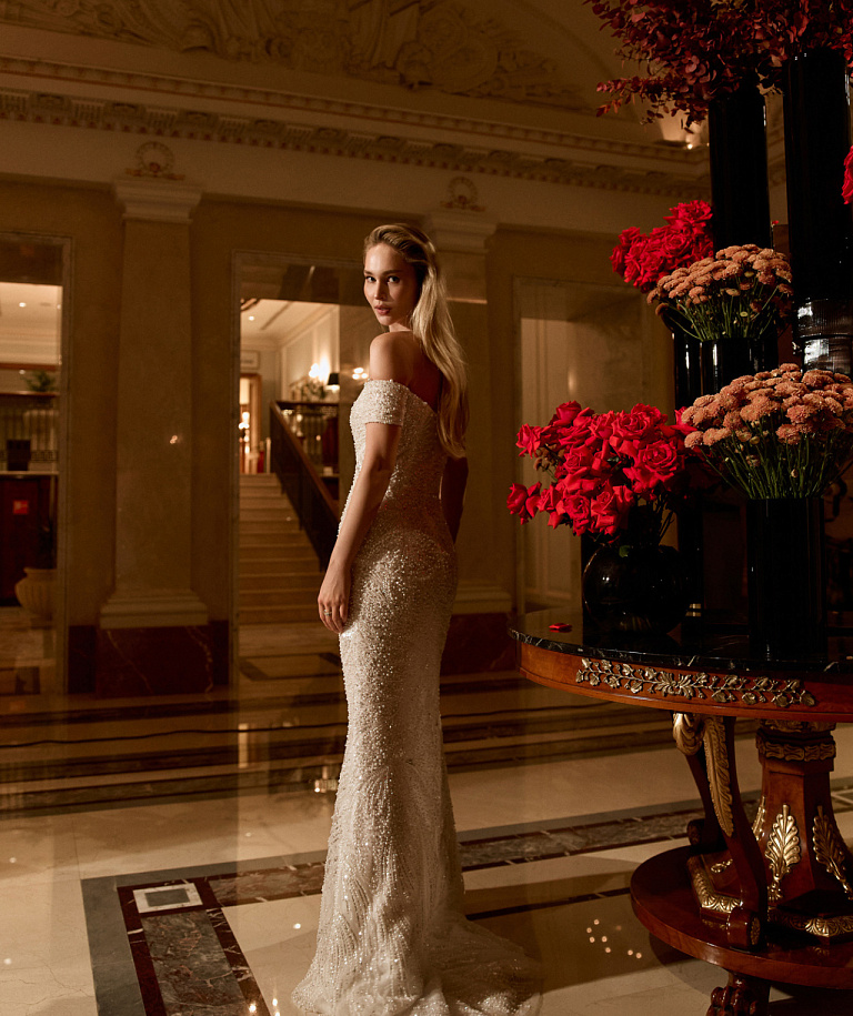 Роскошное облегающее свадебное платье с открытыми плечами