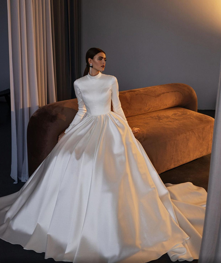 Закрытое атласное платье