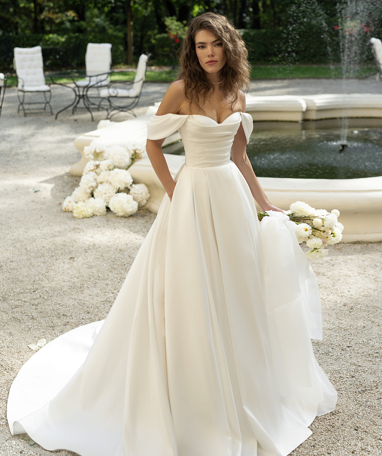 Атласное свадебное платье со спущенными плечами