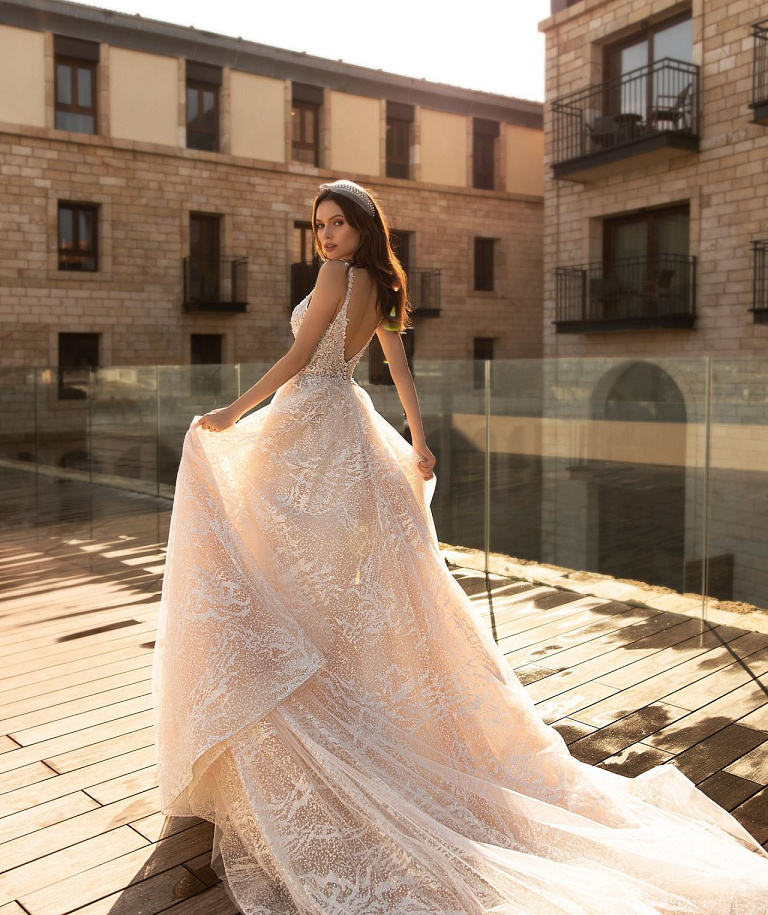 Блестящее свадебное платье с V-выркзом