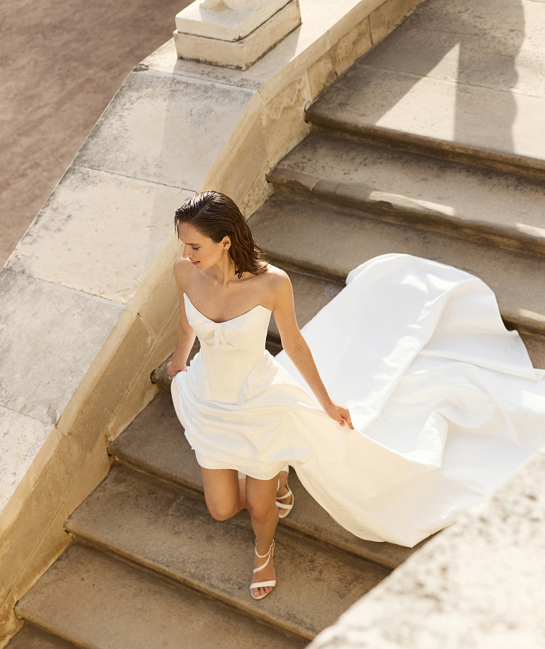 Стильное свадебное платье с длинным шлейфом