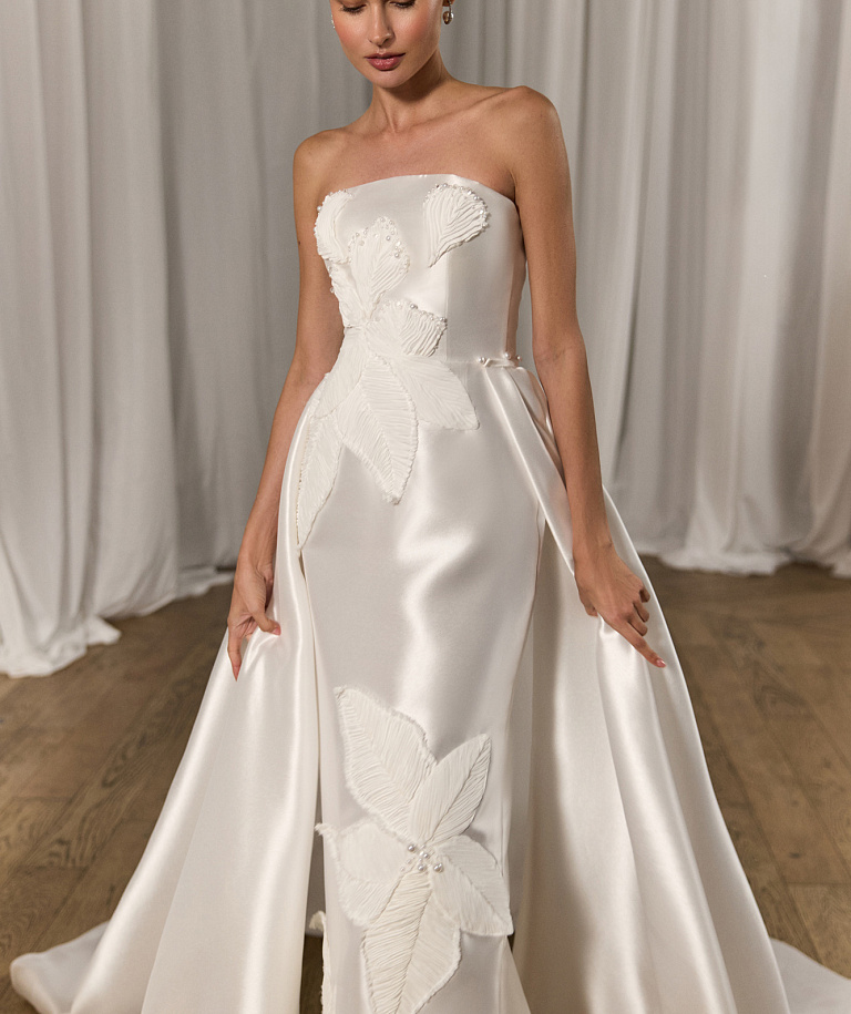 Элегантное платье из микадо с декором из цветов и съемным шлейфом