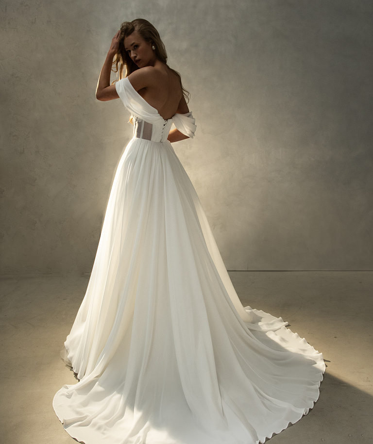 Летящее платье из фатина с ниспадающими бретелями