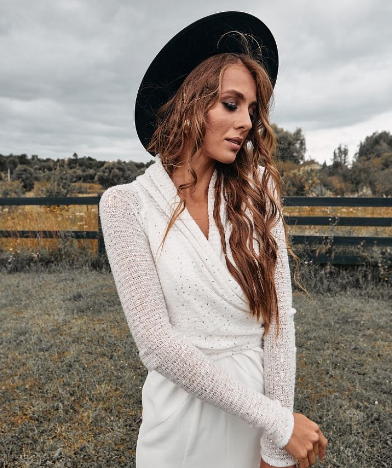 Белый свитер с пайетками