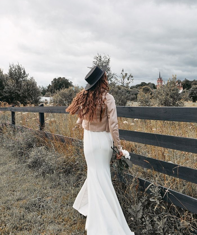 Бежевая короткая дубленка