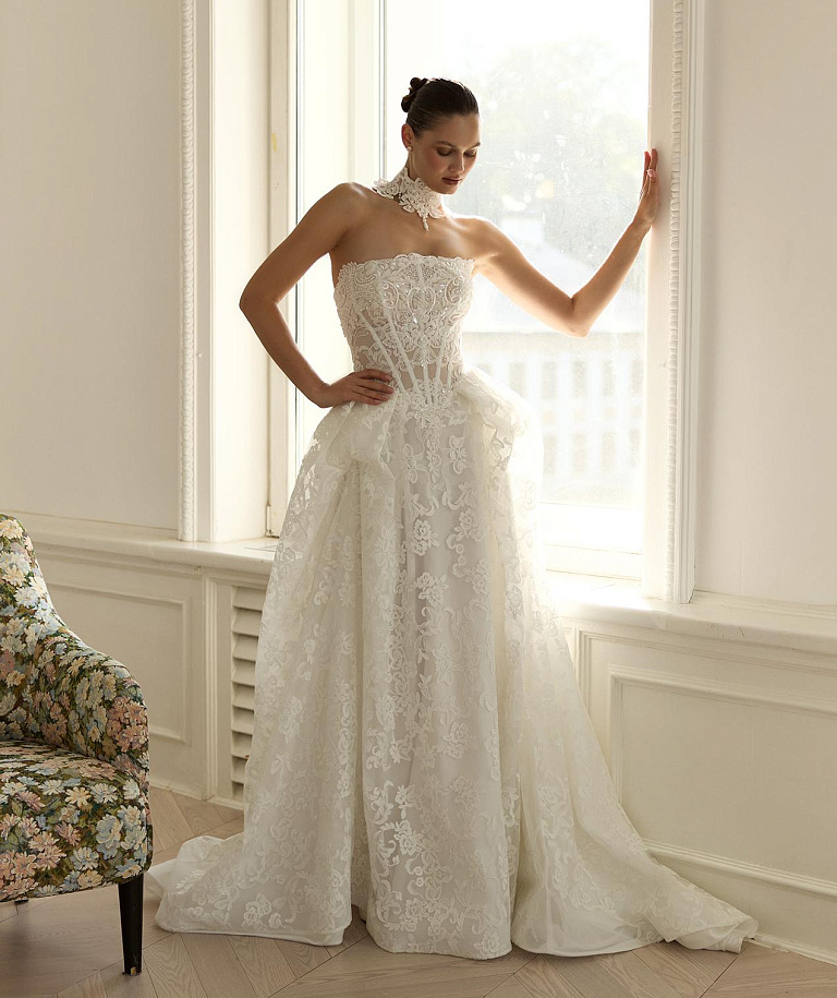 Роскошное кружевное свадебное платье с чокером